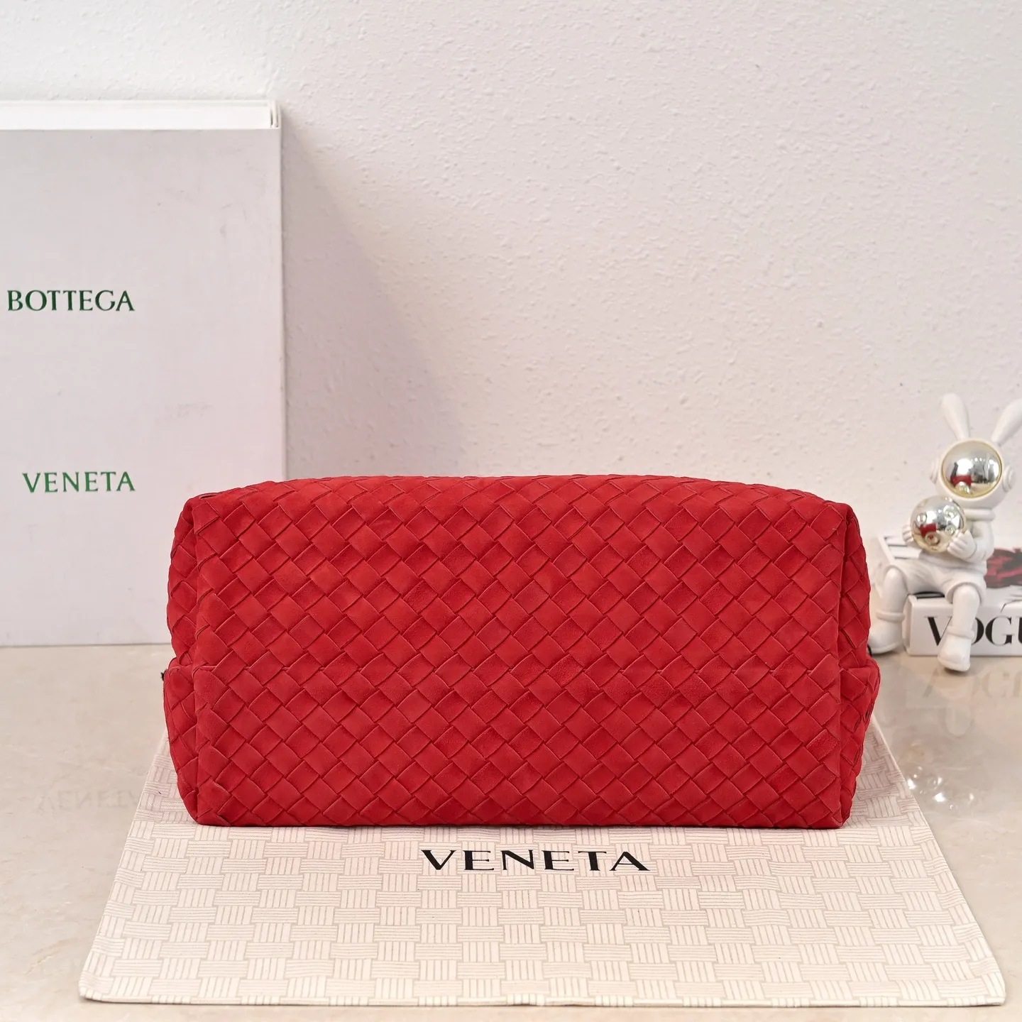 Batch 3760 #BV new deerskin Andiamo 🎈 The warm deerskin velvet Andiamo for autumn and winter is here🍂 Made of cashmere calf deerskin, the touch is softer and more delicate, and the overall body is very full and high-end! The shoulder strap has a sliding metal knot buckle that can be adjusted at will. It can be carried on the shoulder/hand-held/cross-body in various ways. The bag has a large capacity and is suitable for commuting/daily use/traveling. This bag is divided into small/medium/large sizes. There is always one that suits you. Then take me with you🎀🎀 Style number: 5543 Size: 45x22x34